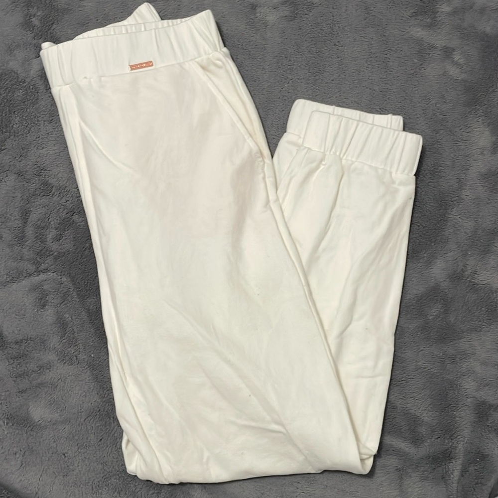 Cleo Harper White joggers with cream lined Pockets.